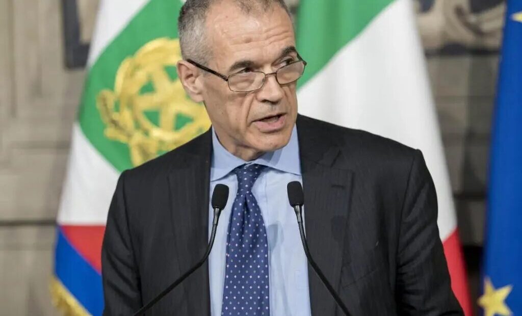 Carlo Cottarelli durante un'intervista