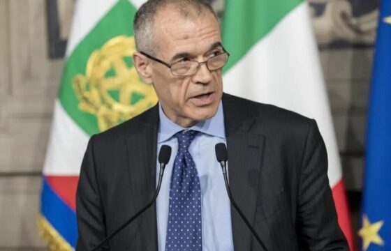 Carlo Cottarelli durante un'intervista