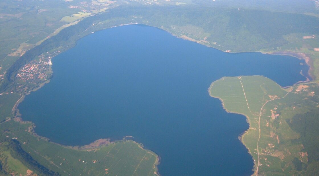 Vista aerea del lago di Vico
