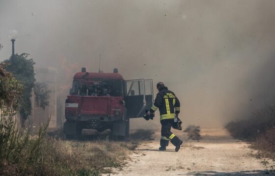 Incendio nell'isola ecologica di Novate Milanese