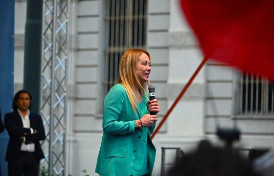 Giorgia Meloni durante un intervento pubblico