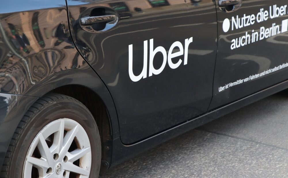 Dibattito sui robotaxi tra Uber e Waymo