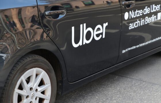 Dibattito sui robotaxi tra Uber e Waymo