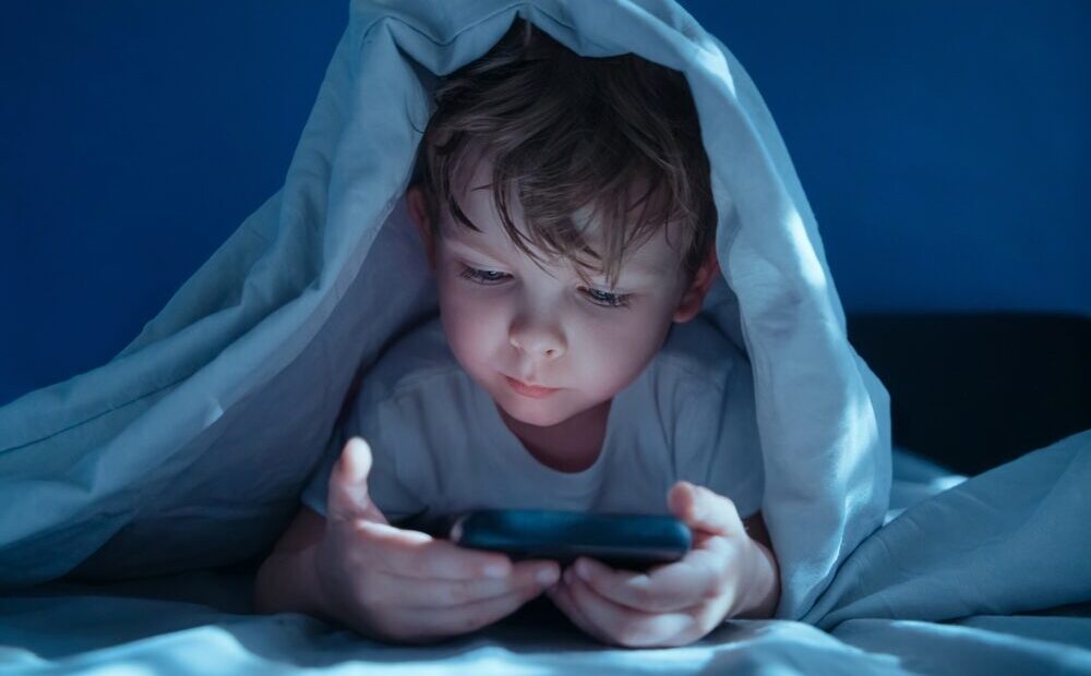 Rischi esposizione schermi bambini e adolescenti