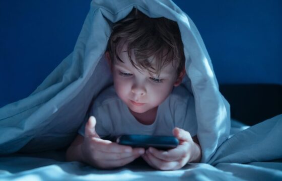 Rischi esposizione schermi bambini e adolescenti