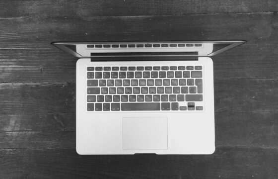 MacBook OLED con touchscreen