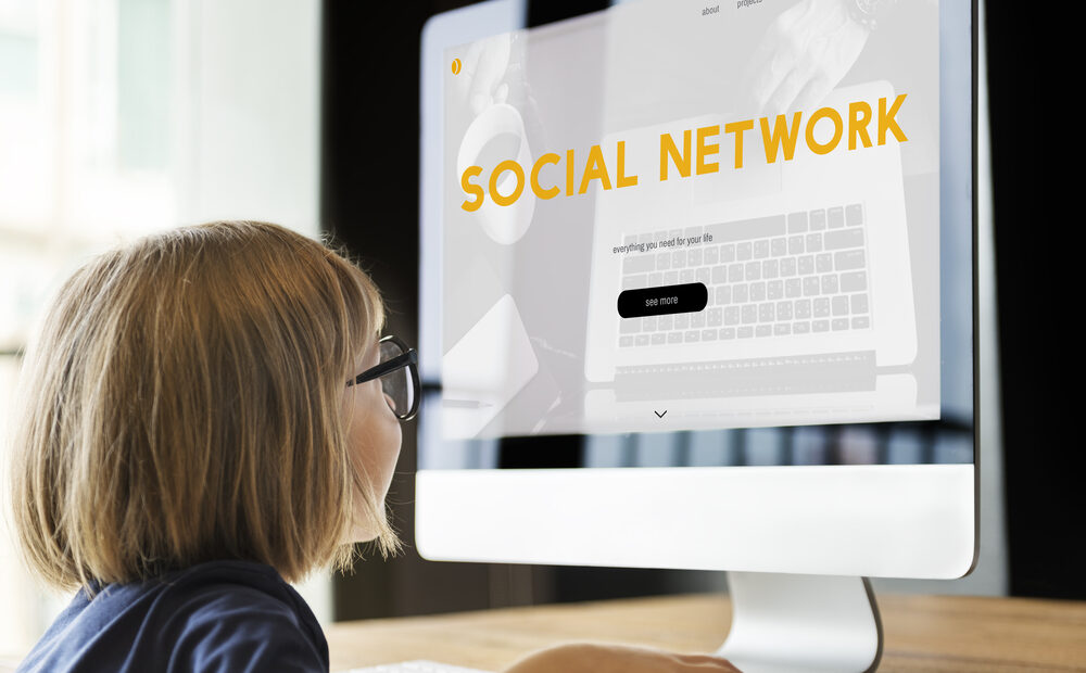 Rappresentazione grafica delle restrizioni sui social media per minori