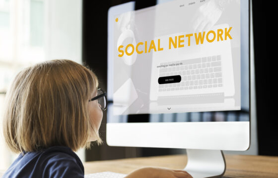 Rappresentazione grafica delle restrizioni sui social media per minori