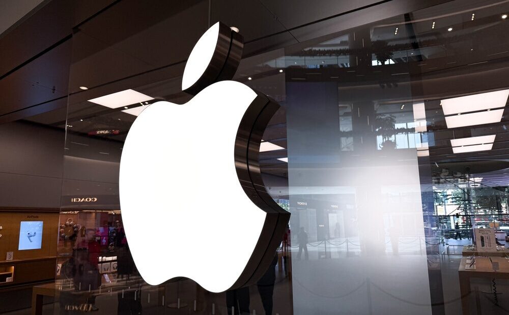 Logo di Apple e OpenAI