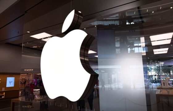 Logo di Apple e OpenAI