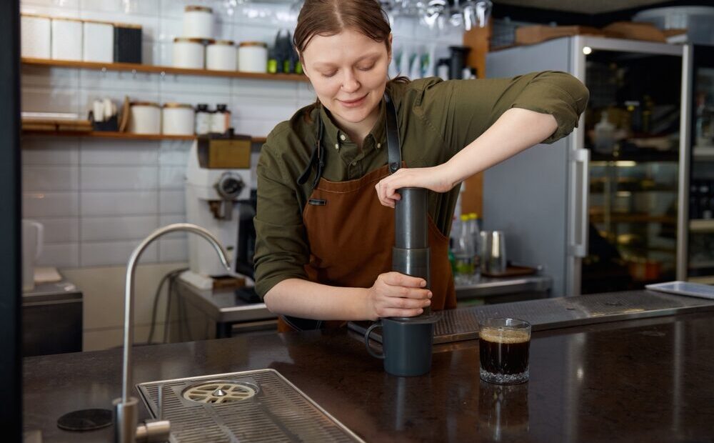 AeroPress brewer e macinacaffè in noce