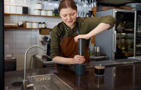 AeroPress brewer e macinacaffè in noce