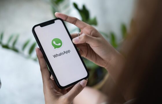 Screenshot della nuova interfaccia di WhatsApp su iOS